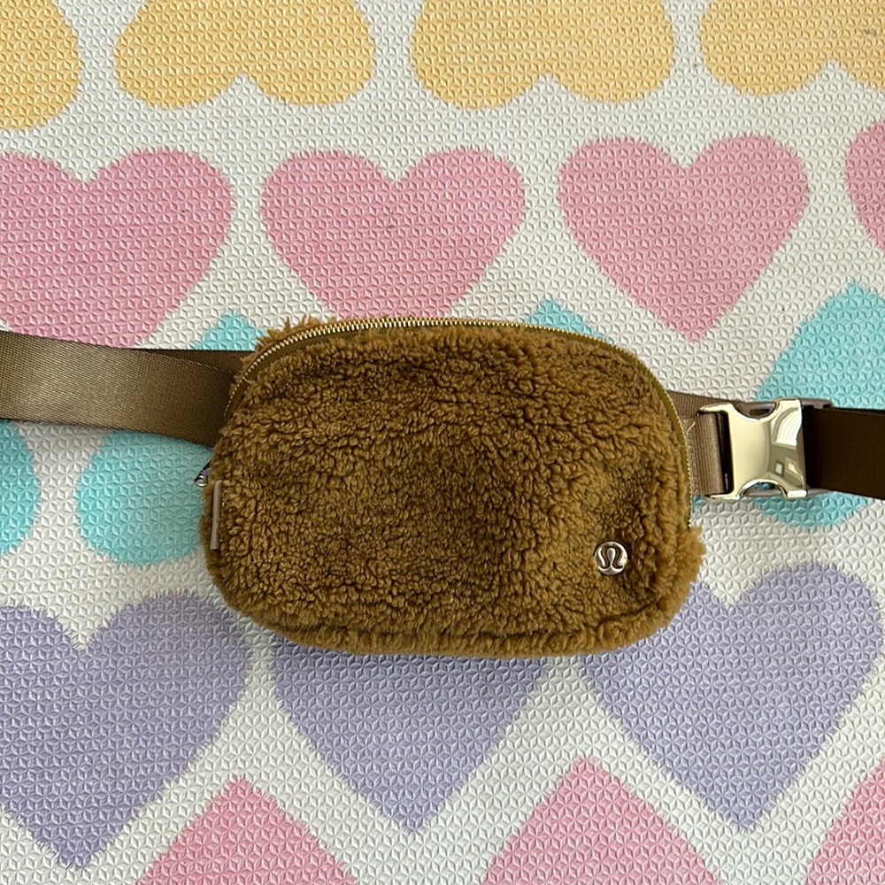 Lululemon Everywhere Belt Bag 1L fleece